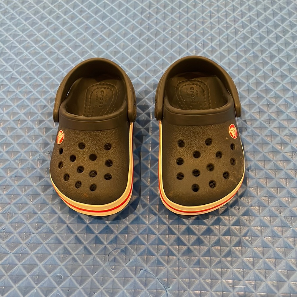 Navy blue Crocs size 4c, great condition